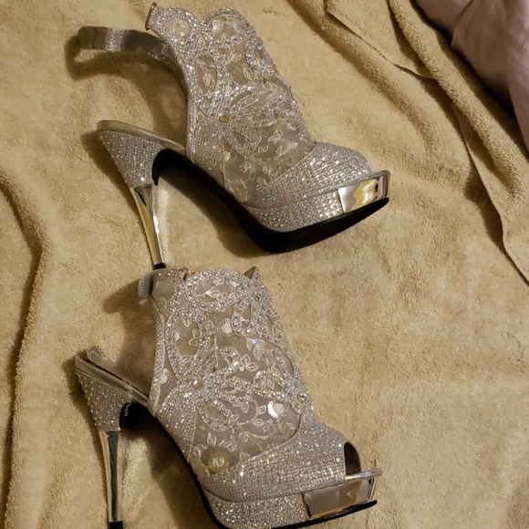 Heels - Picture 4 of 4
